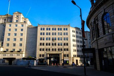 Leeds England: 3 Haziran 2024: Tarihi Leeds İstasyonu 'nun dış mimarisi ve tasarımı canlı bir şehir ortamında sergileniyor