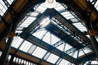 Leeds England: 2 Haziran 2024: Leeds Kirkgate Market Sunny Day 'de büyük iç yapı