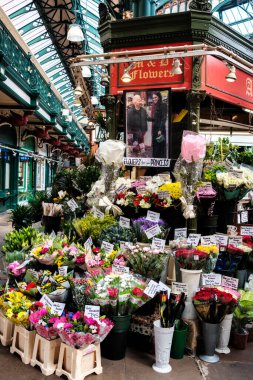 Leeds England: 2 Haziran 2024: Leeds Kirkgate Market Sunny Day 'de büyük iç yapı
