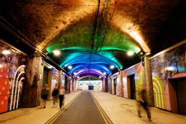 Leeds UK: 3 Haziran 2024: Dark Neville Caddesi Leeds tren istasyonunun altındaki ambar rıhtım tüneli ışıklarını süsledi