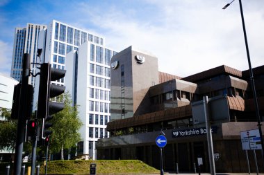 Leeds England: 3 Haziran 2024: Modern öğrenci gökdelenleri ve Yorkshire Bank 'ın yer aldığı şehir mimarisi