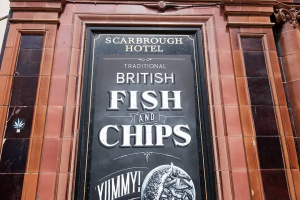 Leeds England: 3 Haziran 2024: Geleneksel İngiliz balık ve patates kızartması tabelası Leeds City Scarbrough Oteli 'nde klasik bar ücreti sergileniyor