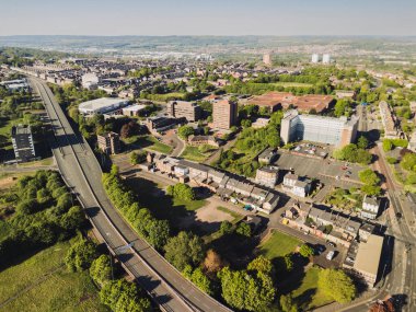 Gateshead UK: 10 Mayıs 2025: Gateshead Highway (A167) üstgeçidi tehlikeli yol kapatıldı ve yıkılması planlanıyor. İnsansız hava aracı ile güneşli gün görüntüsü