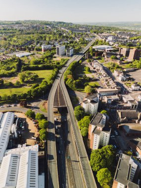 Gateshead UK: 10 Mayıs 2025: Gateshead Highway (A167) üstgeçidi tehlikeli yol kapatıldı ve yıkılması planlanıyor. İnsansız hava aracı ile güneşli gün görüntüsü
