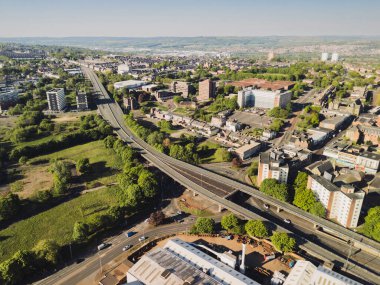 Gateshead UK: 10 Mayıs 2025: Gateshead Highway (A167) üstgeçidi tehlikeli yol kapatıldı ve yıkılması planlanıyor. İnsansız hava aracı ile güneşli gün görüntüsü