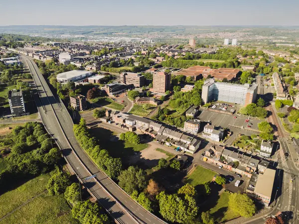 Gateshead UK: 10 Mayıs 2025: Gateshead Highway (A167) üstgeçidi tehlikeli yol kapatıldı ve yıkılması planlanıyor. İnsansız hava aracı ile güneşli gün görüntüsü