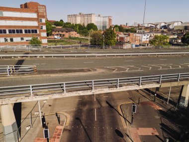 Gateshead UK: 10 Mayıs 2025: Gateshead Highway (A167) üstgeçidi tehlikeli yol kapatıldı ve yıkılması planlanıyor. İHA ile hava görüntüsünü kapat