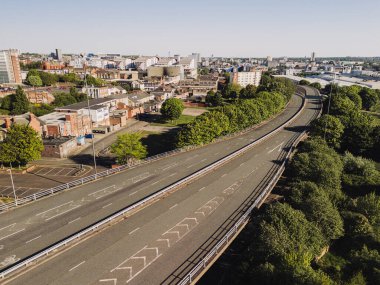 Gateshead UK: 10 Mayıs 2025: Gateshead Highway (A167) üstgeçidi tehlikeli yol kapatıldı ve yıkılması planlanıyor. İHA ile hava görüntüsünü kapat