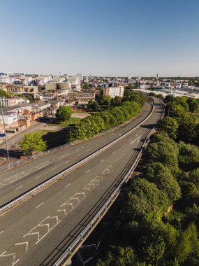 Gateshead UK: 10 Mayıs 2025: Gateshead Highway (A167) üstgeçidi tehlikeli yol kapatıldı ve yıkılması planlanıyor. İHA ile hava görüntüsünü kapat