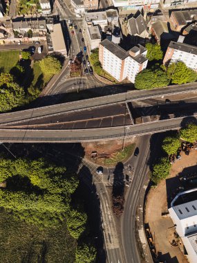 Gateshead UK: 10 Mayıs 2025: Gateshead Highway (A167) üstgeçidi tehlikeli yol kapatıldı ve yıkılması planlanıyor. İHA ile yukarıdan aşağıya hava görüntüsü