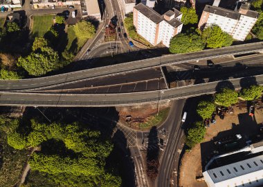 Gateshead UK: 10 Mayıs 2025: Gateshead Highway (A167) üstgeçidi tehlikeli yol kapatıldı ve yıkılması planlanıyor. İHA ile yukarıdan aşağıya hava görüntüsü