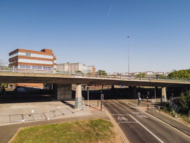 Gateshead UK: 10 Mayıs 2025: Gateshead Highway (A167) üstgeçidi tehlikeli yol kapatıldı ve yıkılması planlanıyor. İHA ile hava görüntüsünü kapat