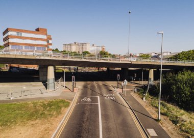 Gateshead UK: 10 Mayıs 2025: Gateshead Highway (A167) üstgeçidi tehlikeli yol kapatıldı ve yıkılması planlanıyor. İHA ile hava görüntüsünü kapat