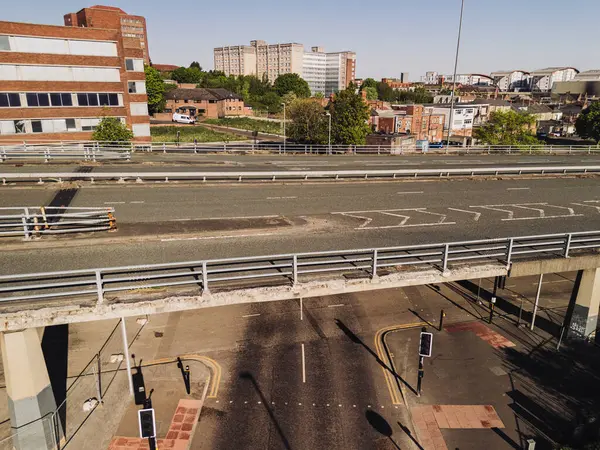 Gateshead UK: 10 Mayıs 2025: Gateshead Highway (A167) üstgeçidi tehlikeli yol kapatıldı ve yıkılması planlanıyor. İHA ile hava görüntüsünü kapat