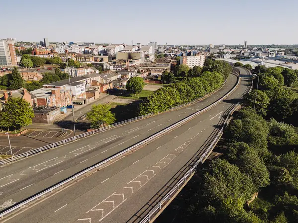 Gateshead UK: 10 Mayıs 2025: Gateshead Highway (A167) üstgeçidi tehlikeli yol kapatıldı ve yıkılması planlanıyor. İHA ile hava görüntüsünü kapat