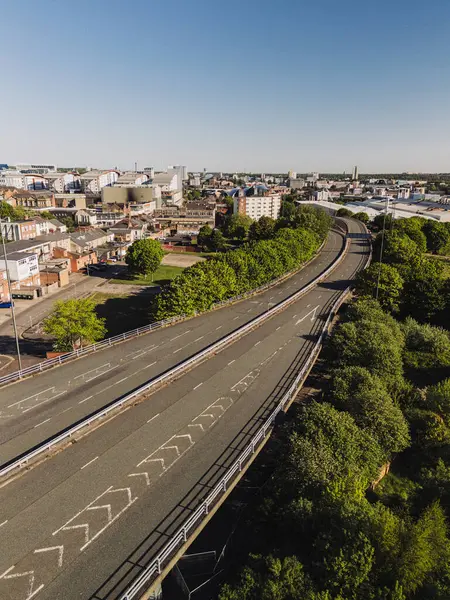 Gateshead UK: 10 Mayıs 2025: Gateshead Highway (A167) üstgeçidi tehlikeli yol kapatıldı ve yıkılması planlanıyor. İHA ile hava görüntüsünü kapat