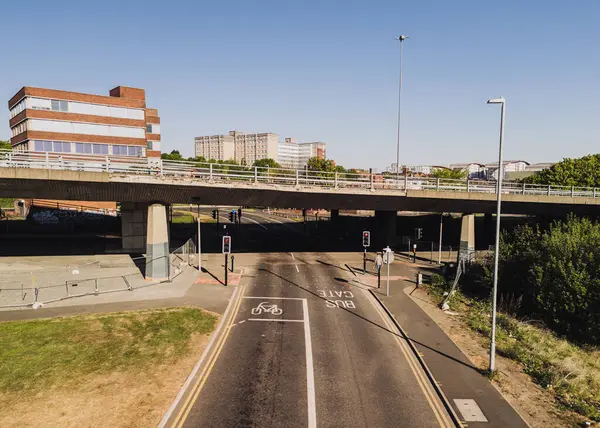 Gateshead UK: 10 Mayıs 2025: Gateshead Highway (A167) üstgeçidi tehlikeli yol kapatıldı ve yıkılması planlanıyor. İHA ile hava görüntüsünü kapat