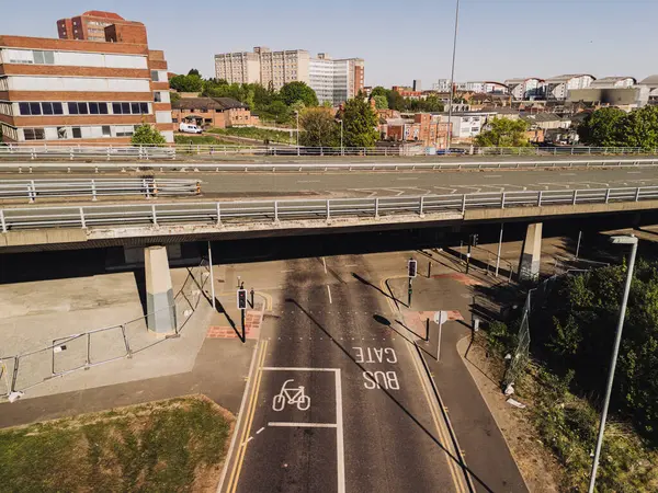 Gateshead UK: 10 Mayıs 2025: Gateshead Highway (A167) üstgeçidi tehlikeli yol kapatıldı ve yıkılması planlanıyor. İHA ile hava görüntüsünü kapat