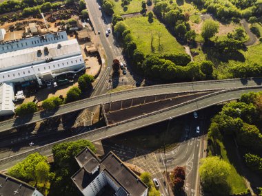 Gateshead UK: 10 Mayıs 2025: Gateshead Highway (A167) üstgeçidi tehlikeli yol kapatıldı ve yıkılması planlanıyor. İnsansız hava aracı ile güneşli gün görüntüsü