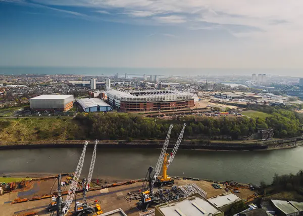 Sunderland UK: 12 Nisan 2025: Drone view, Sunderland 'ın Işık Stadyumu' nu River Wear 'daki endüstriyel manzarayla çevriliyken görüntüledi