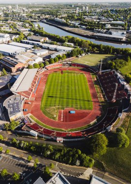 Gateshead UK: 10 Mayıs 2025: Gateshead Stadyumu 'nun insansız hava aracı bakış açısı koltuklar ve pistlerle çevrili canlı yeşil bir sahaya sahip