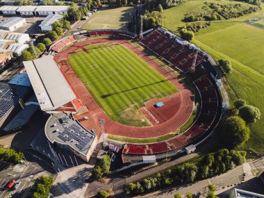 Gateshead UK: 10 Mayıs 2025: Gateshead Stadyumu 'nun insansız hava aracı bakış açısı koltuklar ve pistlerle çevrili canlı yeşil bir sahaya sahip