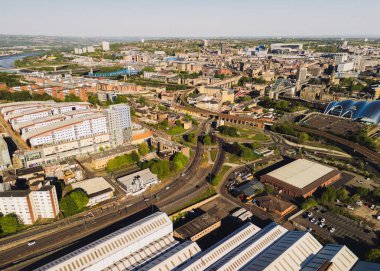 Gateshead UK: 10 Mayıs 2025: Gateshead City Centre ve Newcastle Skyline. İnsansız hava aracı ile güneşli gün görüntüsü