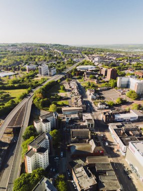 Gateshead UK: 10 Mayıs 2025: Gateshead Şehir Merkezi ve Otoyolu (A167) üstgeçidi. İnsansız hava aracı ile güneşli gün görüntüsü