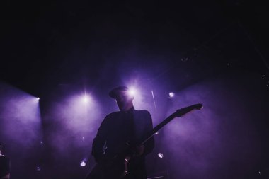 Glasgow İskoçya: 18 Mayıs 2025: Mogwai grubu Glasgow Barrowland meydanında canlı performans sergiliyor. Gitarist Stuart Braithwaite