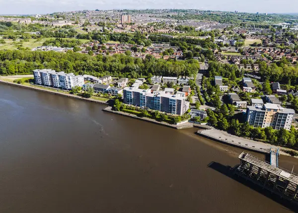 Dunston Gateshead UK: 15 Mayıs 2025: Tyne Nehri boyunca Dunston 'da yeşil peyzaj, yollar ve yakınlardaki toplulukların yer aldığı çağdaş yerleşim alanının görüntüsü. Drone pov