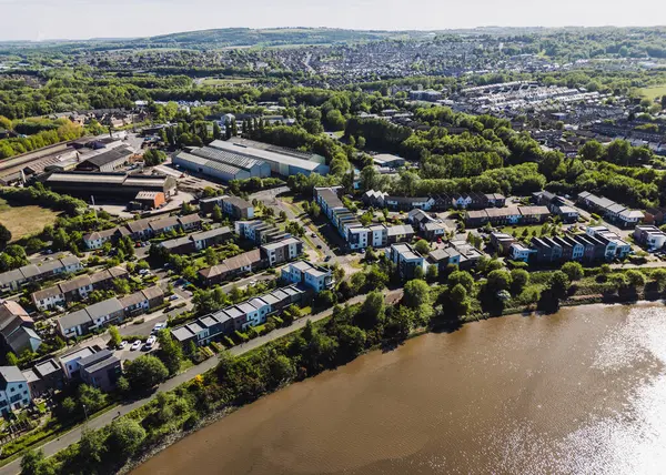 Dunston Gateshead UK: 15 Mayıs 2025: Tyne Nehri boyunca Dunston 'da yeşil peyzaj, yollar ve yakınlardaki toplulukların yer aldığı çağdaş yerleşim alanının görüntüsü. Drone pov