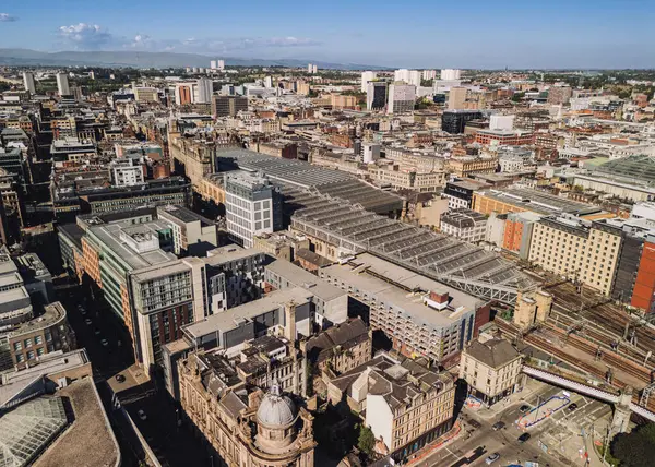 Glasgow İskoçya: 18 Mayıs 2025: Glasgow siluetinin insansız hava aracı görüntüsü. İskoçya 'daki Glasgow Merkez İstasyonu ve şehir manzarası kentsel mimari ve ulaşım merkezini gösteriyor