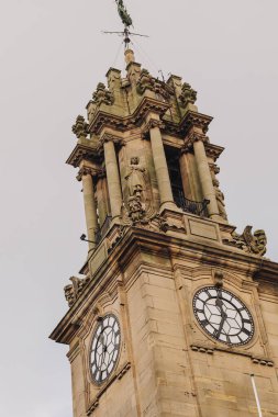 South Shields İngiltere: 21 Aralık 2024: Güneşli kış gününde South Shields Belediye Binası 'na yakın çekim