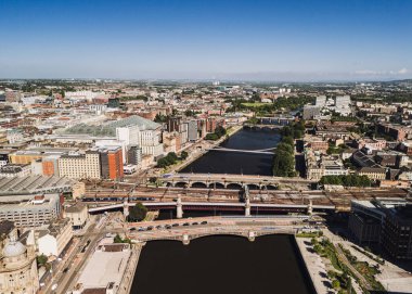 Glasgow İskoçya: 18 Mayıs 2025: Güneşli bir günde Clyde Nehri üzerindeki köprüler. Caledonian Demiryolu Köprüsü. St. Enoch Alışveriş Merkezi
