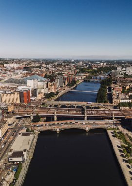 Glasgow İskoçya: 18 Mayıs 2025: Güneşli bir günde Clyde Nehri üzerindeki köprüler. Caledonian Demiryolu Köprüsü. St. Enoch Alışveriş Merkezi