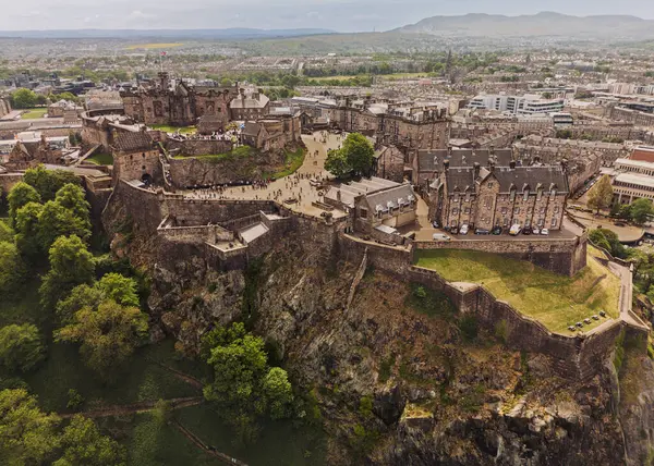 Edinburgh İskoçya: 18 Mayıs 2025: Edinburgh Şatosu insansız hava aracı görüntüsü. Edinburgh Şatosu yemyeşil ve tarihi mekanı keşfeden ziyaretçilerle dolup taşıyor.