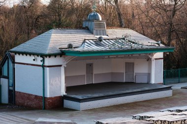 Glasgow İskoçya: 8 Ocak 2025: Kelvingrove Orkestrası, güneş doğayı ısıtmadan önce Glasgow 'da soğuk bir kış sabahı huzur içinde ayakta duruyor