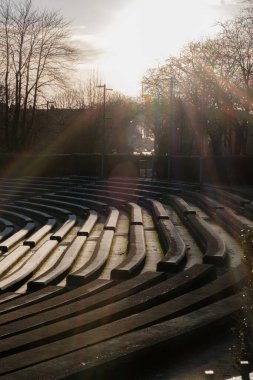 Glasgow İskoçya: 8 Ocak 2025: Kelvingrove Bandstand oturma alanı güneş doğmadan önce Glasgow 'da soğuk bir kış sabahı