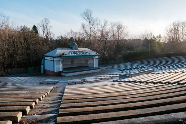 Glasgow İskoçya: 8 Ocak 2025: Kelvingrove Orkestrası, güneş doğayı ısıtmadan önce Glasgow 'da soğuk bir kış sabahı huzur içinde ayakta duruyor