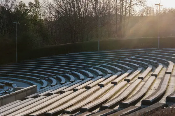 Glasgow İskoçya: 8 Ocak 2025: Kelvingrove Bandstand oturma alanı güneş doğmadan önce Glasgow 'da soğuk bir kış sabahı