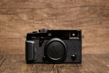 Newcastle UK: 11 Aralık 2024: Fuji kameraları, Fujifilm, Xpro 1 ahşap arka planda izole edildi