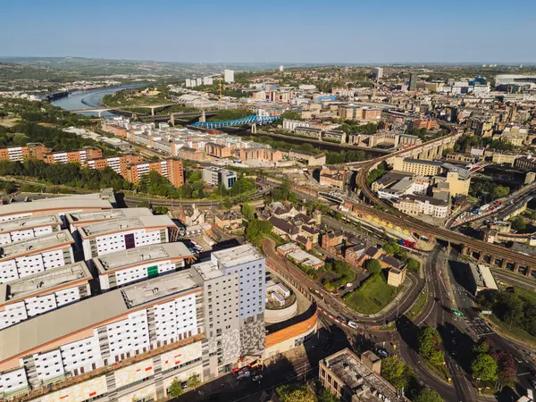 Gateshead UK: 10 Mayıs 2025: Gateshead City Centre ve Newcastle Skyline arka planda. İnsansız hava aracı ile güneşli gün görüntüsü