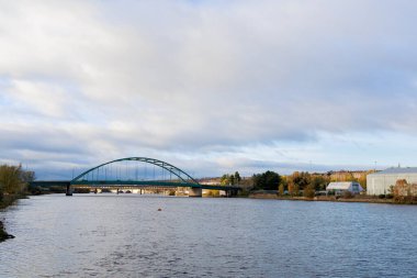 Blaydon İngiltere: 29 Ekim 2024: Derwenthaugh Stadyumu 'ndan Scotswood Brdige' in Tyne Nehri manzarası