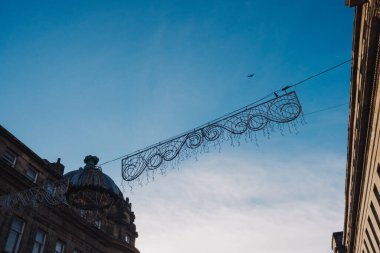 Newcastle UK: 22 Kasım 2024: Newcastle Grainger kasabasında Noel süslemeleri yapılıyor. Newcastle, gökyüzüne karşı karışık ışıklarla süslenecek şenlik için hazırlanıyor.