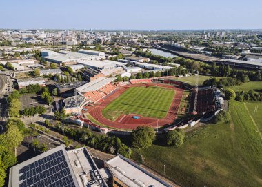 Gateshead UK: 10 Mayıs 2025: Gateshead Stadyumu 'nun insansız hava aracı bakış açısı arka planda Tyne Nehri olan bir hava aracından