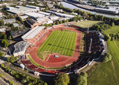 Gateshead UK: 10 Mayıs 2025: Gateshead Stadyumu 'nun insansız hava aracı bakış açısı arka planda Tyne Nehri olan bir hava aracından