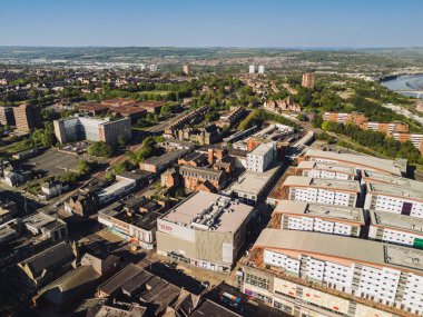 Gateshead UK: 10 Mayıs 2025: Gateshead Şehir Merkezi ufuk çizgisi. İnsansız hava aracı ile güneşli gün görüntüsü
