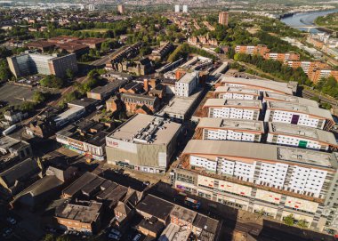 Gateshead UK: 10 Mayıs 2025: Gateshead Şehir Merkezi ufuk çizgisi. İnsansız hava aracı ile güneşli gün görüntüsü