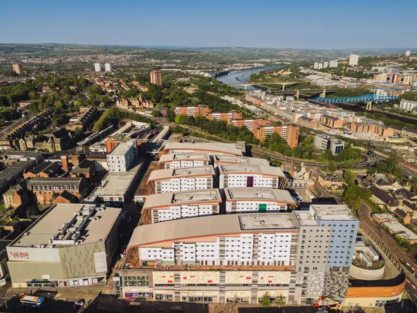 Gateshead UK: 10 Mayıs 2025: Gateshead Şehir Merkezi ufuk çizgisi. İnsansız hava aracı ile güneşli gün görüntüsü
