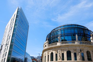 Leeds England: 2 Haziran 2024: Güneşli bir günde Leeds. Majestic, Leeds 'te bulunan 2. sınıf bir bina.